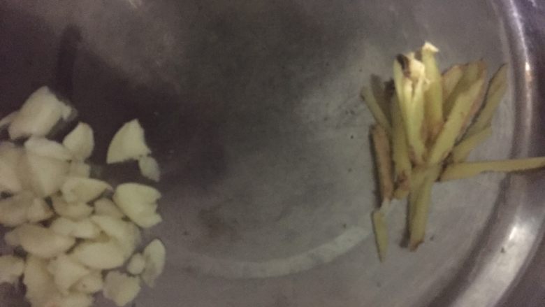 可乐鸡翅,切点姜丝，大蒜放旁边