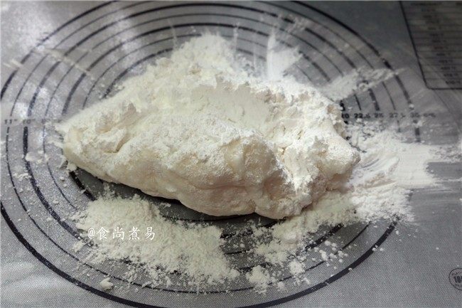 蓝莓水晶糕,拌好的面团放在案板上,再加上100克水晶糕点粉