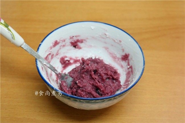 蓝莓水晶糕,<a style='color:red;display:inline-block;' href='/shicai/ 2868'>蓝莓酱</a>倒进碗里,加上少许淀粉拌匀