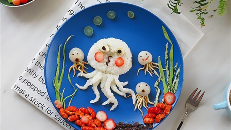 章鱼和宝宝出游记,像画一样的趣味餐就做出来了,然后可以随意配上你做的其他主食给宝宝做早餐就可以啦!美美的,一天的心情都从这顿早餐开始了哦!