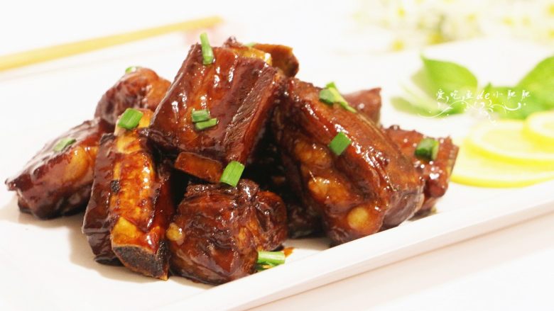 糖醋排骨,出锅后撒上葱花即可(也可不撒),趁热更好吃,凉了排骨中的酱汁会结块,吃的时候就有点粘牙了