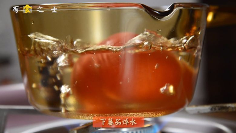 能吃下一盆米饭的------茄汁龙利鱼,煮上一锅热水,将<a style='color:red;display:inline-block;' href='/shicai/ 59'>番茄</a>上方切十字小口,放入锅中烫10秒左右