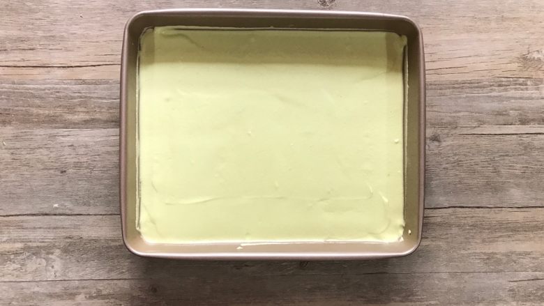 蛋糕夹心面包,将混合好的面糊倒入铺了油纸的盘内,用刮平稍加刮平,震两下模。