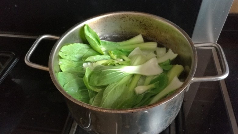 沙茶肉燕拌面条,烧水烫青菜