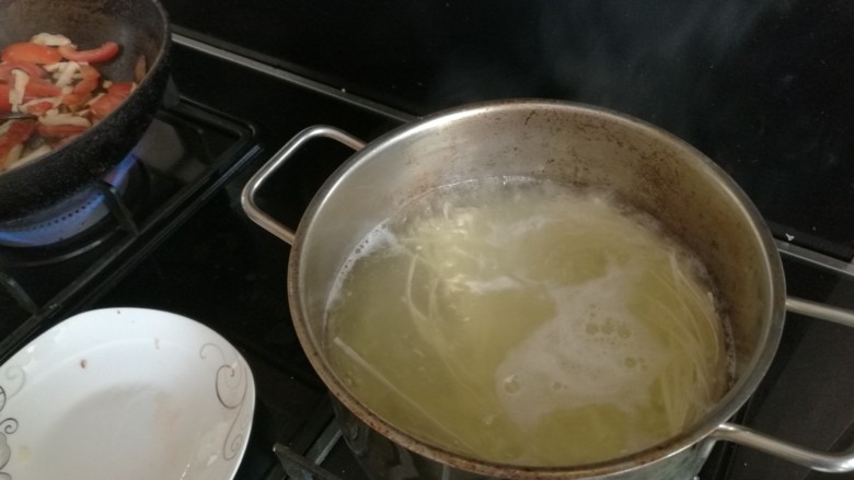 沙茶肉燕拌面条,青菜躺好后捞出,下面条。