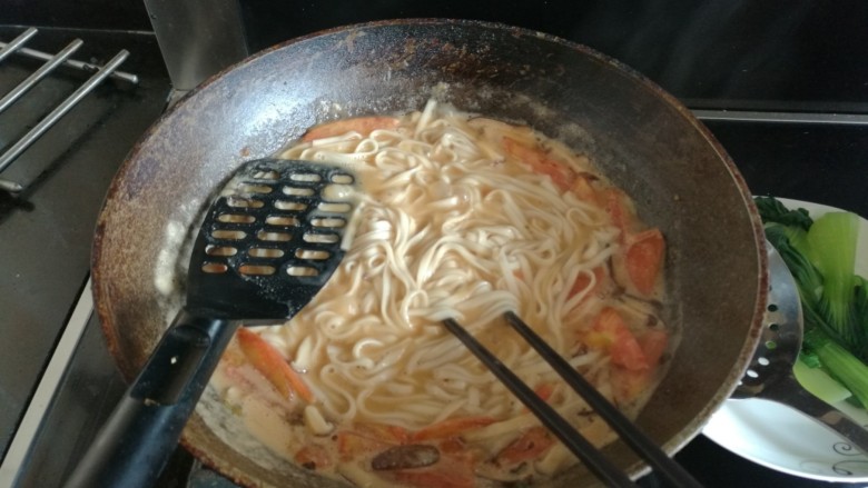沙茶肉燕拌面条,将面条沥水后捞出,放入沙茶酱锅中略搅拌即可装盘。