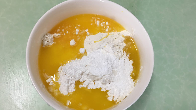 芒果、火龙果蛋挞,将挞皮所有材料放入一个大容器中,最好是有盖子的容器。