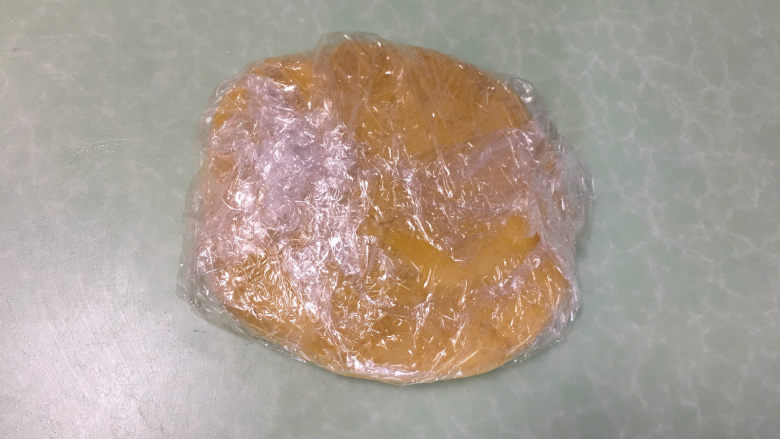 芒果、火龙果蛋挞,将面团用保鲜膜包好 ,压成圆饼形状,放冰箱冷藏30分钟。