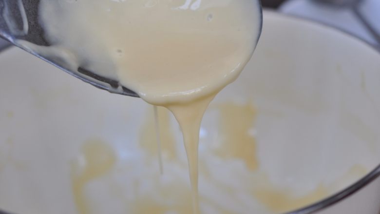 奶油松饼,完成后的面糊不能过干,也不能太稀,面糊有光泽,无疙瘩,并且流动性强,但不能过稀,过稀不成形,过稠不等面糊自动摊圆底部就已经凝固。试验一个就能