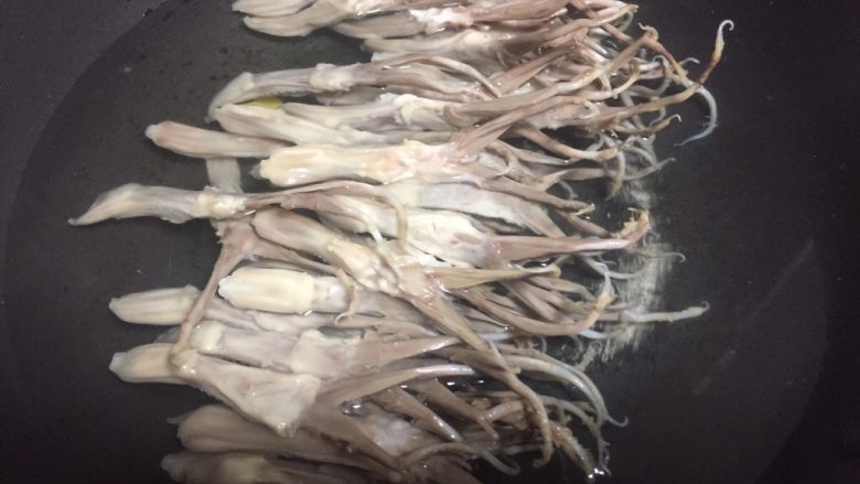 糟卤鸭舌,流动水冲洗干净,再锅里放清水,鸭舌入锅里。