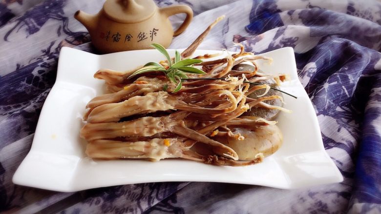 糟卤鸭舌,糟卤的水放的不多,所以不太咸,儿子看电视当零食吃,哈哈