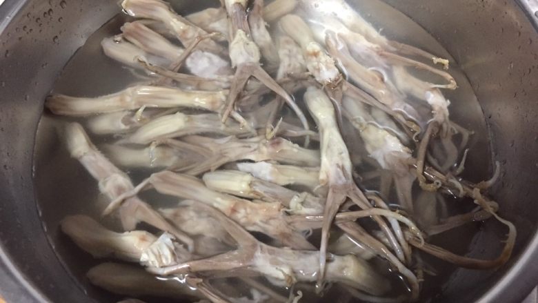 糟卤鸭舌,准备半盆冷开水,煮熟的鸭舌浸泡在冷开水里冷却。