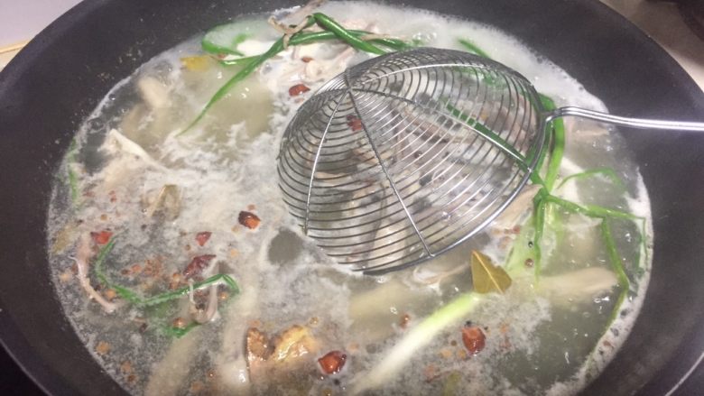 糟卤鸭舌,水开中小火煮三分钟,血沫都出来了。