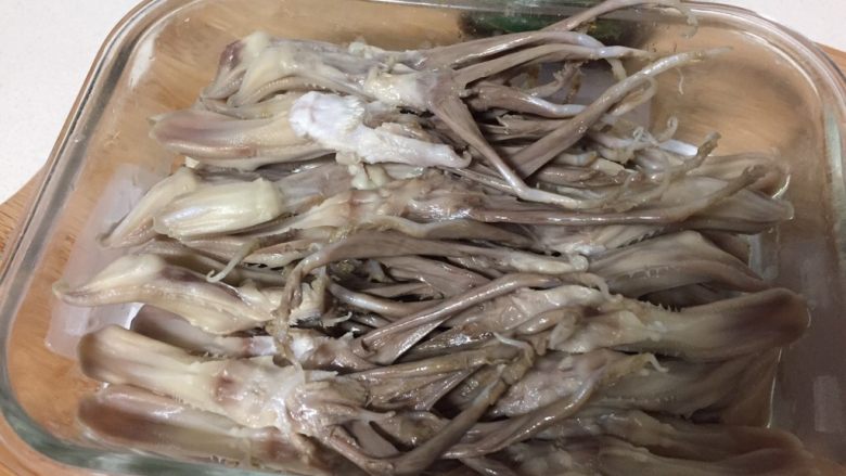 糟卤鸭舌,整齐的码在乐扣盒子里。