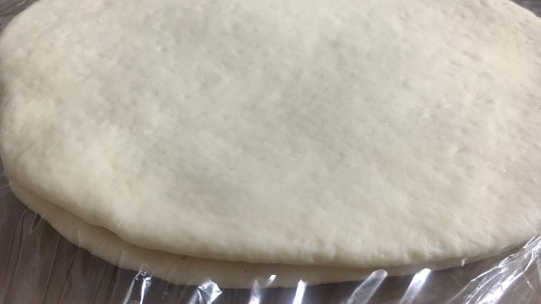 鸡丁蘑菇披萨,其余的两个面团都擀开,用保鲜膜间隔开放冷冻,随时吃了拿出来回温即可