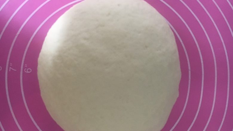 鸡丁蘑菇披萨,转移到案上,用手继续揉匀,成光滑的面团