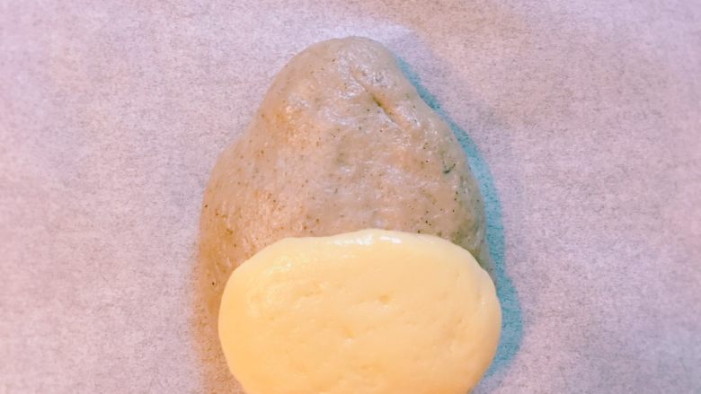 龙猫面包,这一步要快!每一个面团再压一下排气,尽量揉着表面光滑,成一个胖胖水滴状,酥皮按一下,放到肚皮的位置上下左右按压调整好。