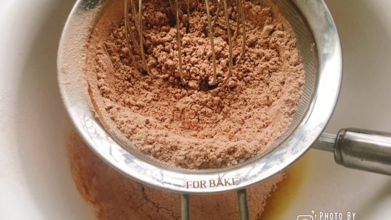 像棒棒糖的巧克力豆曲奇饼干,筛的时候,可以用蛋抽搅打,这样既不会有粉尘乱飞,又可以加速过筛的速度。