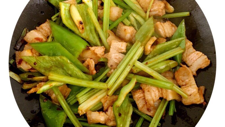 芹菜香干,依次放入五花肉,青椒,芹菜翻炒20秒