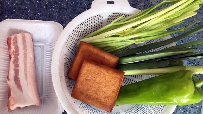 芹菜香干,准备食材,洗干净