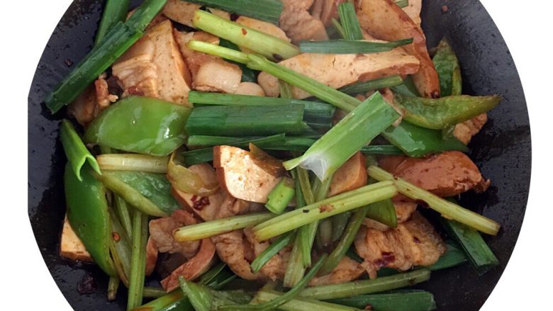芹菜香干,加入蒜叶翻炒10秒