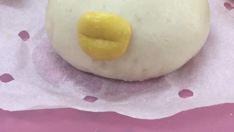 卡通馒头,把各种装饰的东西用一点点清水粘在合适的位置,放在锅里醒发(别涨得太大)10-20分钟之后蒸制.