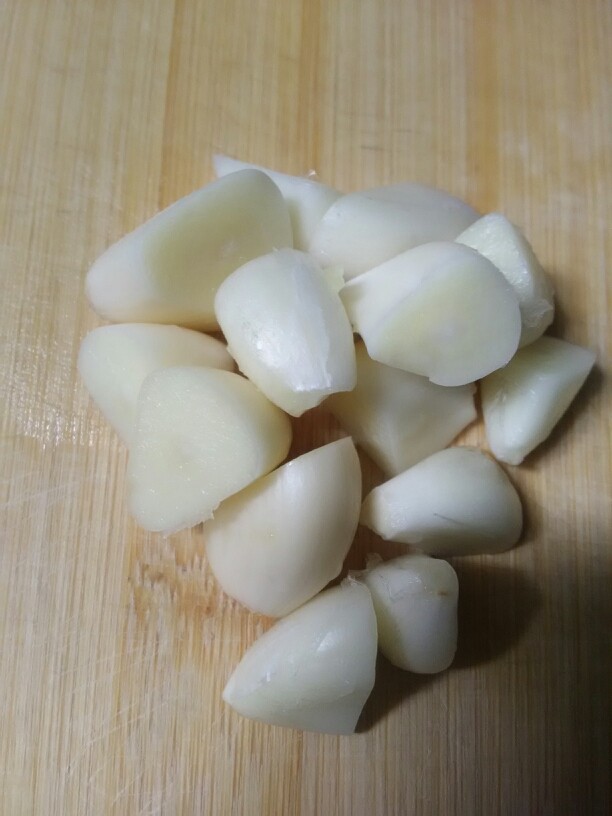 地锅鱼,蒜瓣从中间切开,备用。