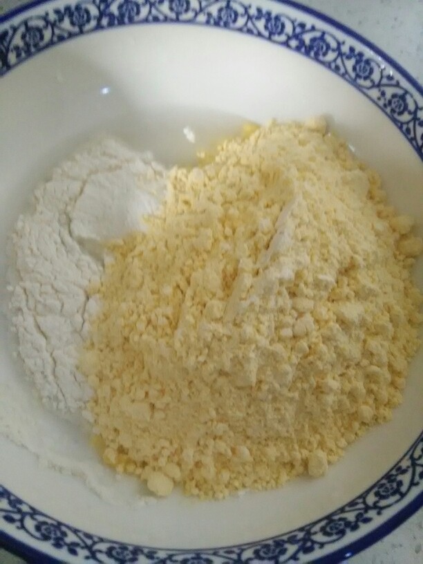 地锅鱼,用面粉和玉米粉和面,面粉和玉米粉的比例为1:2。