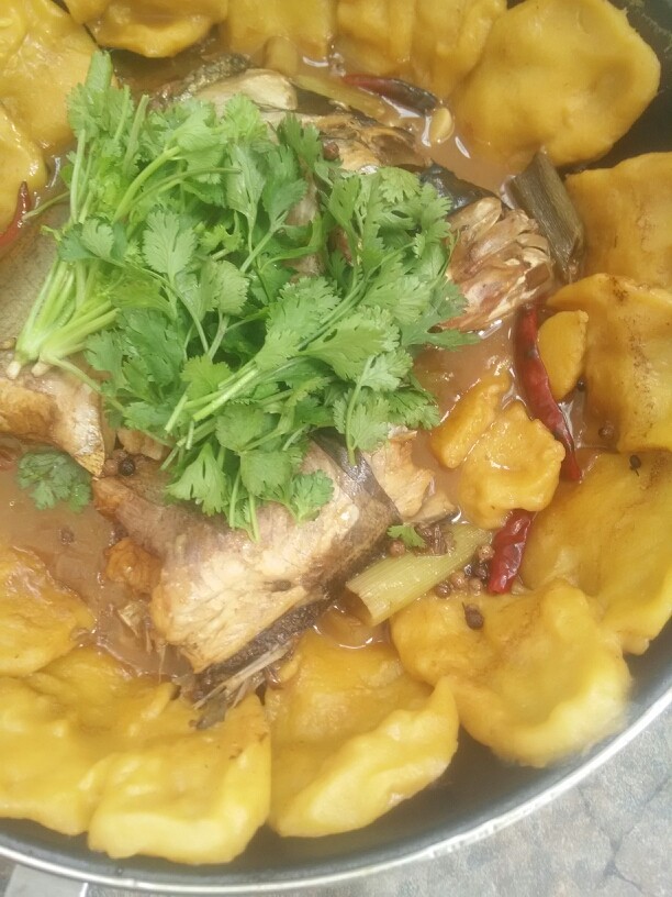 地锅鱼,在锅的四周贴上饼子,煮十五分钟,最后关火,放入香菜,滴几滴<a style='color:red;display:inline-block;' href='/shicai/ 847'>香油</a>就可以开吃了!香喷喷的地锅鱼真的很美味哦!