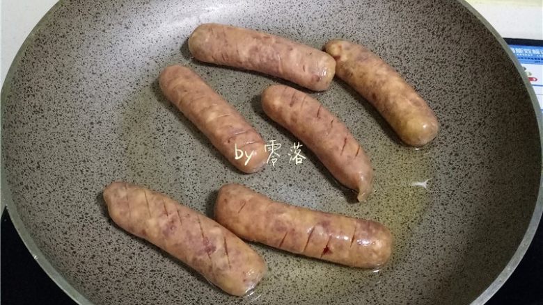 香肠沙拉,将香肠放入平底锅;
