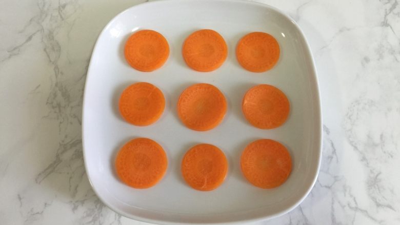 虾仁玉子豆腐,<a style='color:red;display:inline-block;' href='/shicai/ 25'>胡萝卜</a>切薄片,如图码放在盘中。