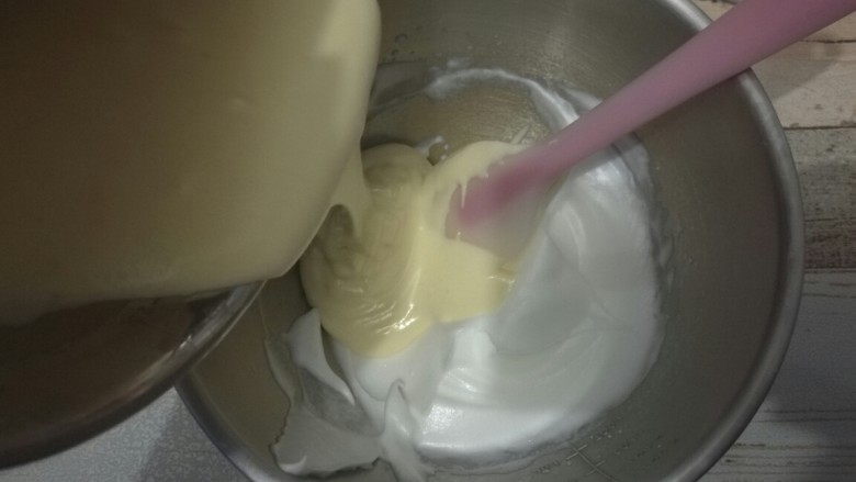 萌趣表情蛋糕,倒回蛋白盆,继续翻拌均匀。