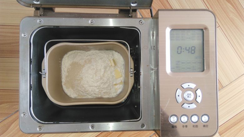 蔓越莓巧克力土司, 主配方中所有材料放入面包机,选择发面程序(发面包括和面和一次基础发酵)