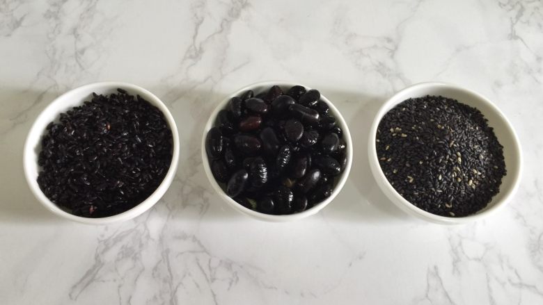 太极养生羹 , 黑豆需提前用清水泡8小时以上,黑米淘洗干净,芝麻炒熟。