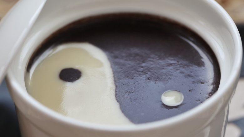 太极养生羹 , 点上太极的两个点。太极养生羹完成,即可享用。