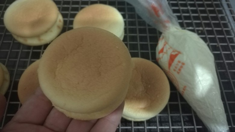 萌趣表情蛋糕,拿另一片蛋糕盖上。用巧克力隔水融化,挤出表情就好了。