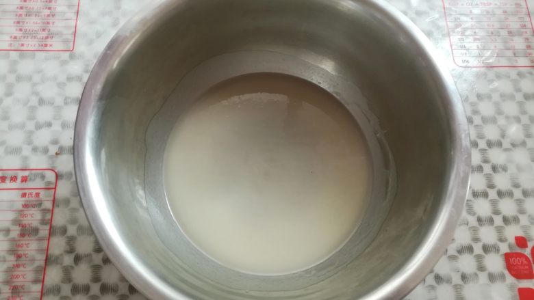 草莓蛋糕盒子,准备一只干净的小盆,依次放入水,奶粉,糖10克,<a style='color:red;display:inline-block;' href='/shicai/ 140122'>玉米油</a>,用手动打蛋器快速搅拌到盆内液体完全乳化