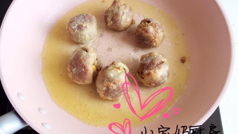 里脊肉包饭,锅中少许油煎制熟
