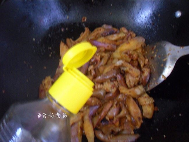 鱼香茄子煲,炒至绵软,调入<a style='color:red;display:inline-block;' href='/shicai/ 692'>酱油</a>,盐