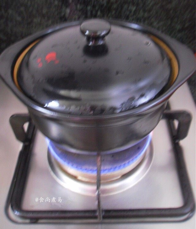 鱼香茄子煲,茄子盛入砂锅中,遮上盖子,再煲5分钟左右