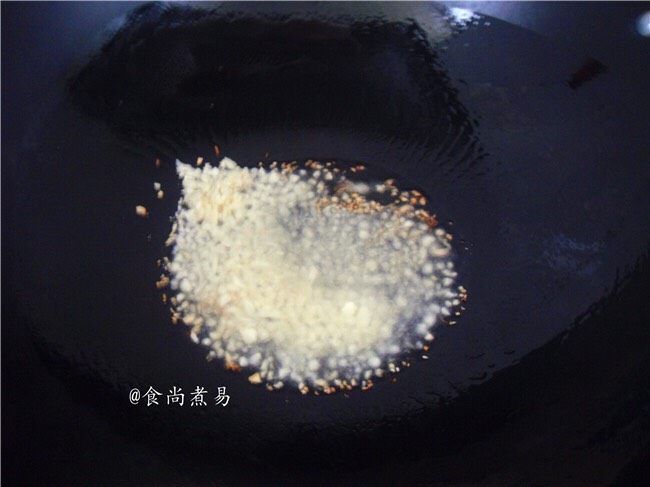 鱼香茄子煲,热锅,倒入比平时炒菜多一半的油,下<a style='color:red;display:inline-block;' href='/shicai/ 6559'>蒜蓉</a>爆香