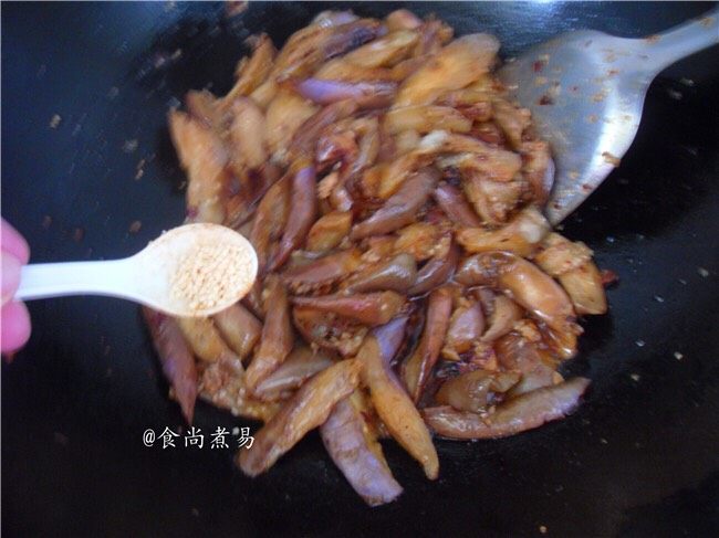 鱼香茄子煲,调入<a style='color:red;display:inline-block;' href='/shicai/ 3729'>白糖</a>，<a style='color:red;display:inline-block;' href='/shicai/ 813'>鸡粉</a>、翻炒均匀