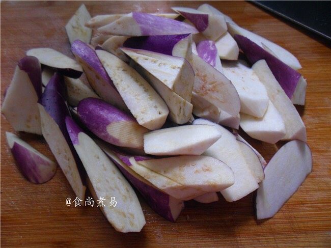 鱼香茄子煲,<a style='color:red;display:inline-block;' href='/shicai/ 58'>茄子</a>洗净,连皮一起切滚刀块
