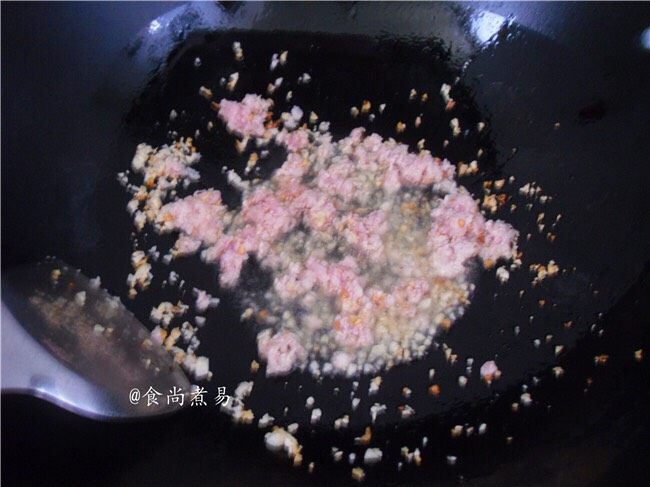 鱼香茄子煲,倒入肉沫煸出香味