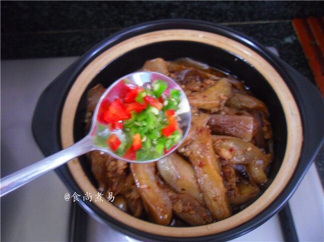 鱼香茄子煲,关火,打开盖子,撒下辣椒碎