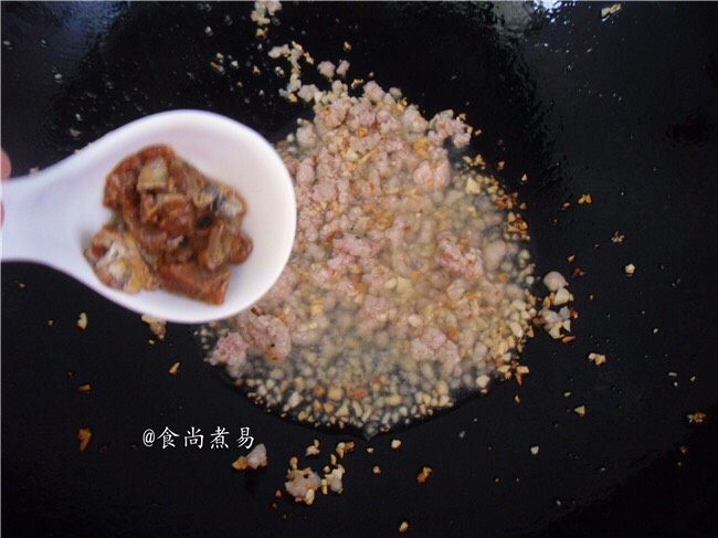 鱼香茄子煲,倒入咸鱼粒煸干水份