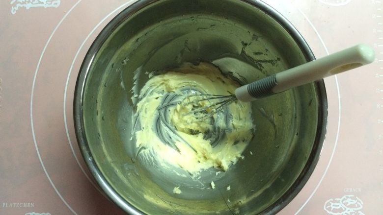 美味椰子派,先做派皮,黄油软化后,用手抽打至顺滑。