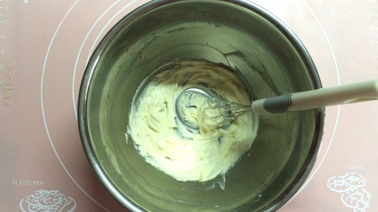 美味椰子派,分三次加入糖粉,搅打至黄油发白。