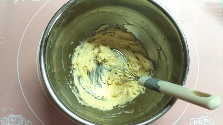 美味椰子派,加入蛋液、盐,继续搅打均匀。