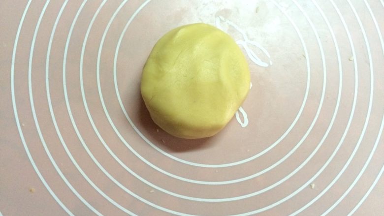 美味椰子派,用手整理成面团,包保鲜膜松弛30分钟。
